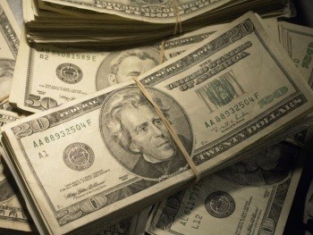 Курс доллара снизился на валютных торгах среды